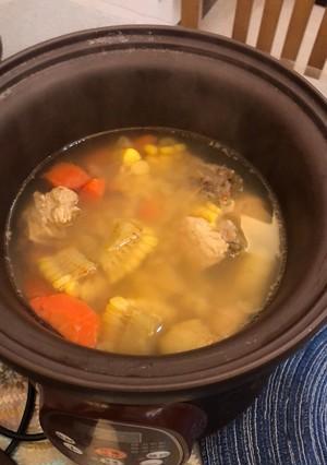 猪骨玉米红萝卜汤的做法（滋补美味，营养丰富的家常汤）