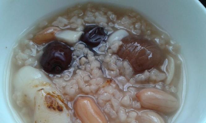 猪骨浓汤小米粥，营养丰富的美味佳肴（以小米为主食，配以猪骨浓汤，口感细腻，营养丰富）