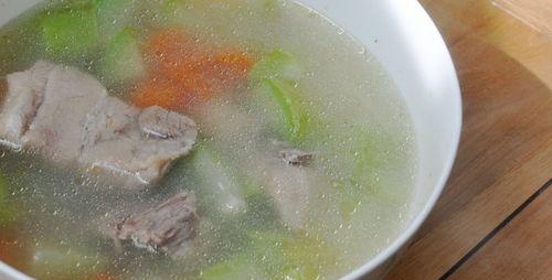 猪骨浓汤小米粥，营养丰富的美味佳肴（以小米为主食，配以猪骨浓汤，口感细腻，营养丰富）