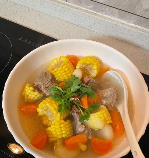美味营养的猪骨胡萝卜玉米马蹄汤（家庭健康餐桌上的佳肴）
