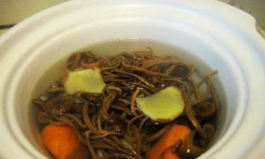 猪肚玉米茶树菇汤的健康疗效（一碗暖心的营养汤，让你暖心体健）