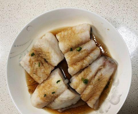 美味健康的杂蔬龙利鱼做法（以新鲜杂蔬搭配红烧龙利鱼，营养丰富又美味）
