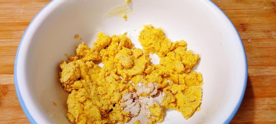 色香味俱佳的彩蔬玉米馒头（用新鲜蔬菜制作的健康美食，让你爱上素食生活）