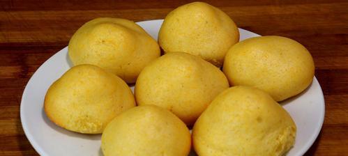 色香味俱佳的彩蔬玉米馒头（用新鲜蔬菜制作的健康美食，让你爱上素食生活）