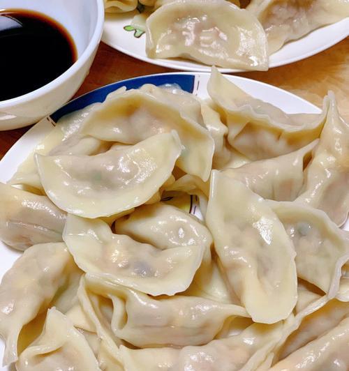 家常美味——玉米胡萝卜猪肉馅饺子（用心制作，滋味鲜美；一口咬下，幸福感十足）