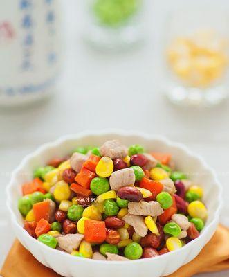 玉米胡萝卜炒肉丁的制作方法（健康营养的家常菜，轻松制作）