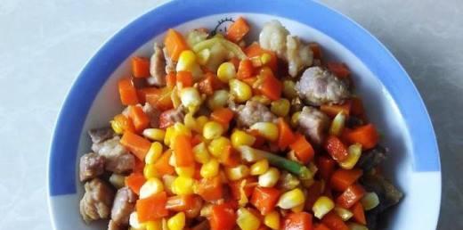 玉米胡萝卜炒肉丁的制作方法（健康营养的家常菜，轻松制作）