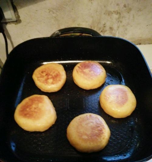 美味可口的玉米红薯饼（一起来学习制作这道美食吧！）