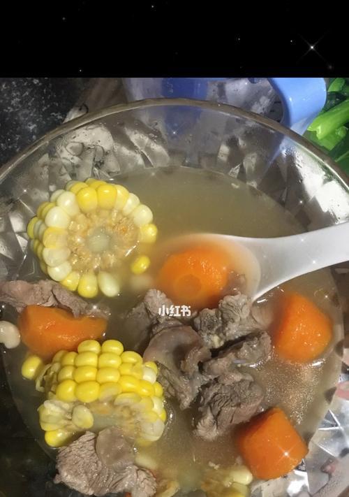 玉米红萝卜猪骨汤——健康营养的暖胃佳品（一碗汤，多种好处！——教你做一份美味兼具健康价值的汤品）