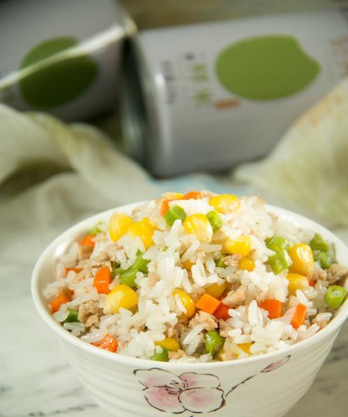 一道美味又营养的娃娃菜豌豆玉米蛋炒饭（用新鲜食材打造的健康早餐）