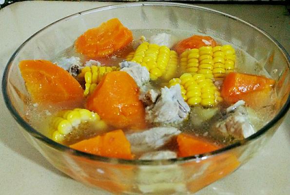 家常美食——玉米大骨头汤（营养丰富，健康美味的汤品）