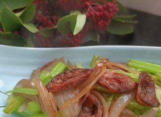 以榆黄蘑炒腊肠，美味又下饭！（传统美味，家常做法，榆黄蘑鲜美可口，腊肠香气四溢）