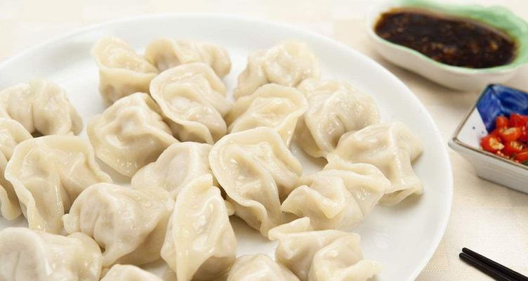 美味可口的榆黄菇猪肉饺子（家庭厨房里的简单制作）