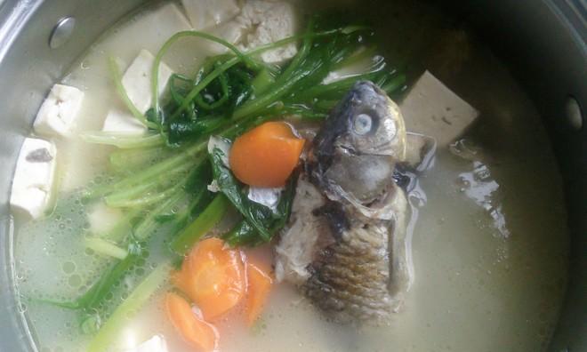家常美食-野鲫鱼老豆腐汤（一碗清淡可口的家常汤，口感绵密，营养丰富）