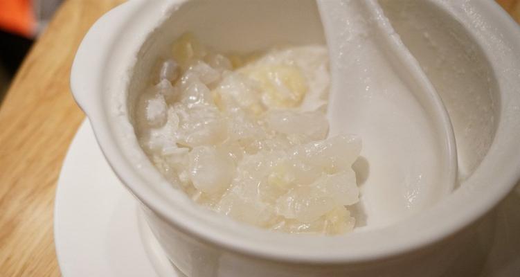 用椰汁炖出最鲜美的雪蛤膏（传统食材与时尚元素的完美结合）