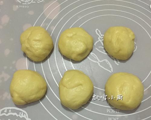 椰蓉心形面包的制作方法（口感细腻，味道独特，让你忍不住多吃一口！）