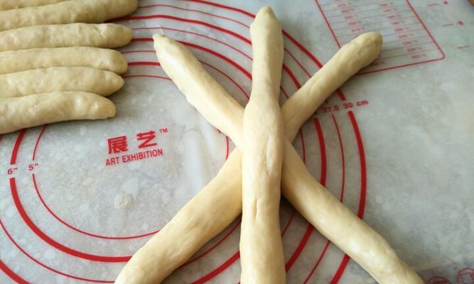 椰蓉辫子面包的制作方法（口感香甜、松软可口的自制面包）