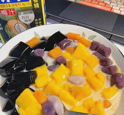 椰浆黑凉粉的制作方法详解（以传统手工方法制作美味椰浆黑凉粉）