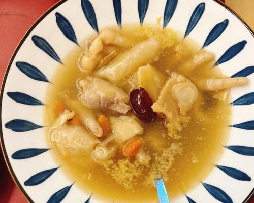 药膳鸡爪汤的做法（重口味美食，让你暖胃养颜！）