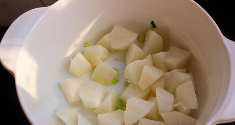 瑶柱蒸萝卜——营养美味的佳肴（美味可口，口感独特，营养丰富的瑶柱蒸萝卜做法分享）
