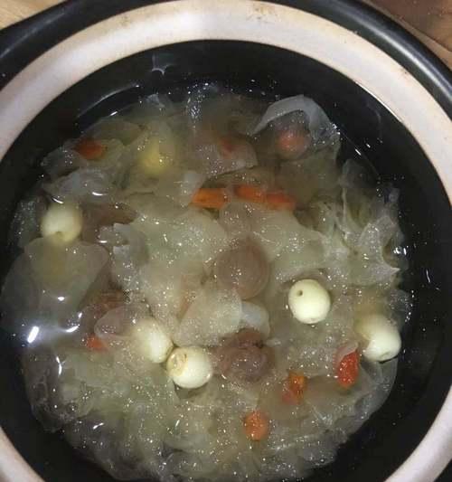 养颜雪耳羹的做法（营养丰富，美容养颜的佳品）