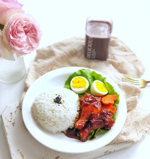 如何制作美味的塩麹鸡腿饭（掌握麹菌之力，轻松做出鲜嫩可口的鸡肉饭）