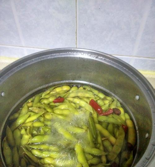 盐水五香毛豆的制作方法（让你一口一个的美味小吃）