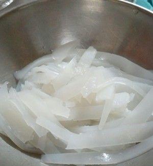 凉皮的制作方法（掌握制作技巧，轻松做出美味凉皮）
