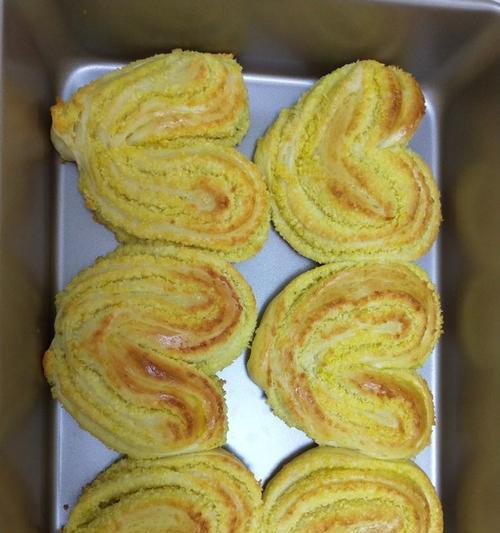 手工揉面制作心形椰蓉面包教程（从面团制作到烤箱出炉，一步步教你做出美味可口的心形椰蓉面包）