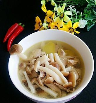 美味可口的蟹味菇虾丸汤（用蟹味菇和虾仁打造的营养丰富的汤）