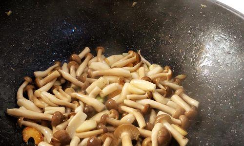 美味蟹味菇鸡汤的制作方法（以蟹味菇为主材，鸡汤滋补养生）