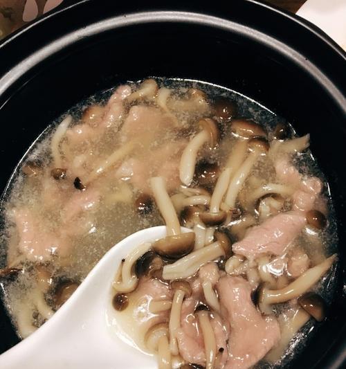 蟹味菇鸡蛋汤的做法（一份清爽美味，暖心暖胃的家常菜）