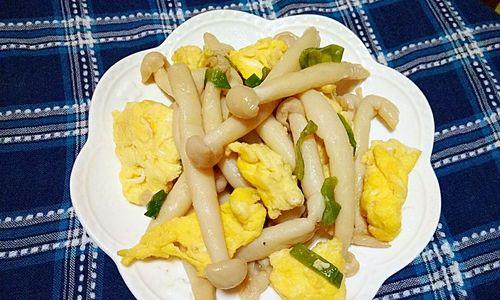 蟹味菇炒鸡蛋的做法（海鲜与蛋类完美搭配，炒出清香美味）