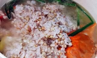 鲜美可口的蟹肉粥（以鲜活螃蟹为主料，打造营养丰富的美食）