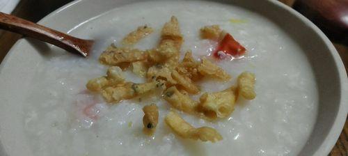 鲜美可口的蟹肉粥（以鲜活螃蟹为主料，打造营养丰富的美食）