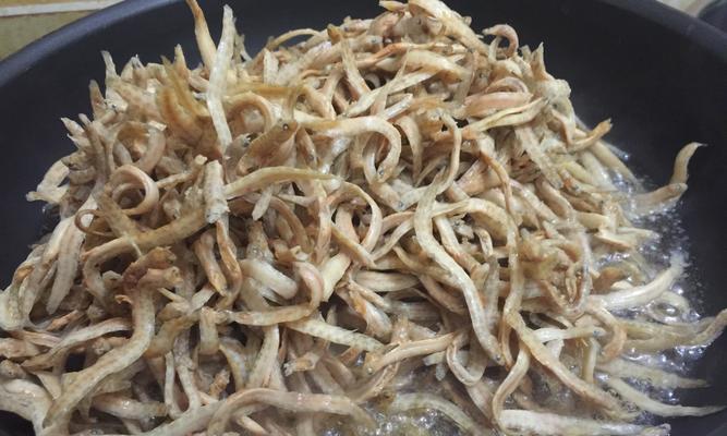 手工小鱼贴馍的制作方法（掌握关键步骤，做出口感鲜美的小鱼贴馍）