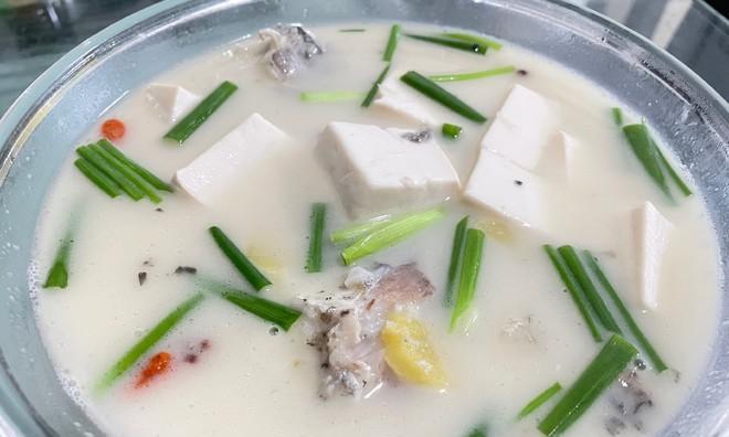 小鱼汤豆腐的做法（家常美食的味道）