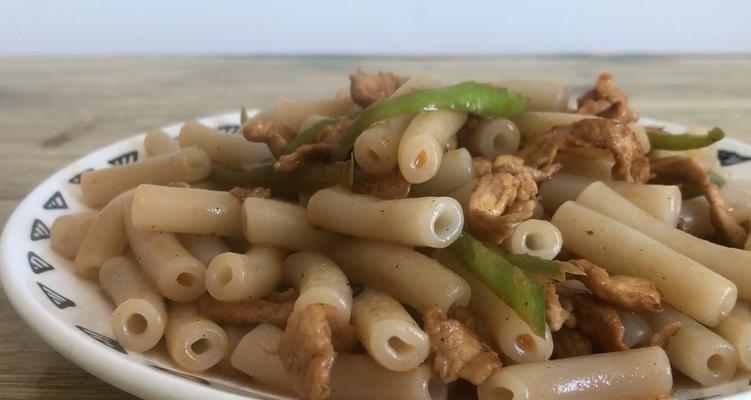 美味可口，以小鱼丝通心粉为主的做法（炒出香气，料多实惠的家常美食）
