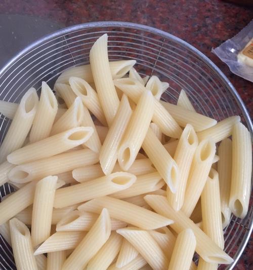 美味可口，以小鱼丝通心粉为主的做法（炒出香气，料多实惠的家常美食）
