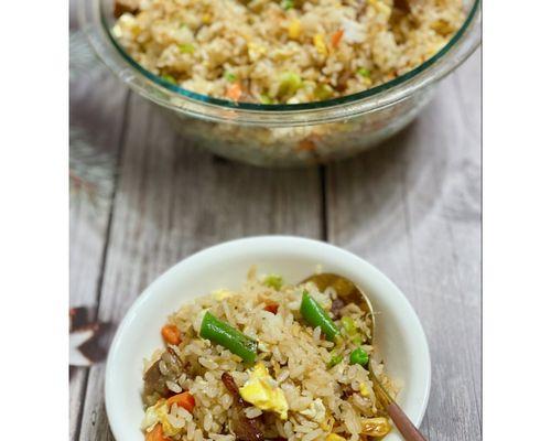小鱼干炒饭，让你回味无穷（手把手教你做小鱼干炒饭，清香美味任你品）
