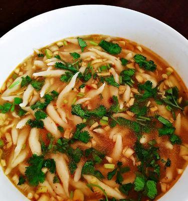 美味家常菜小鱼炖豆芽的制作方法（健康营养又简单易做，小鱼炖豆芽让你的味蕾大饱口福）