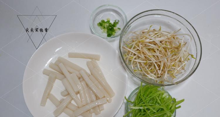 美味家常菜小鱼炖豆芽的制作方法（健康营养又简单易做，小鱼炖豆芽让你的味蕾大饱口福）