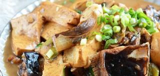 小鱼炖豆腐的家常做法（让你尝到妈妈味道的美味佳肴）