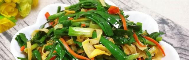 美味健康的香油韭菜豆腐皮料理（以素食为主的精致美食/香味浓郁，口感鲜美）