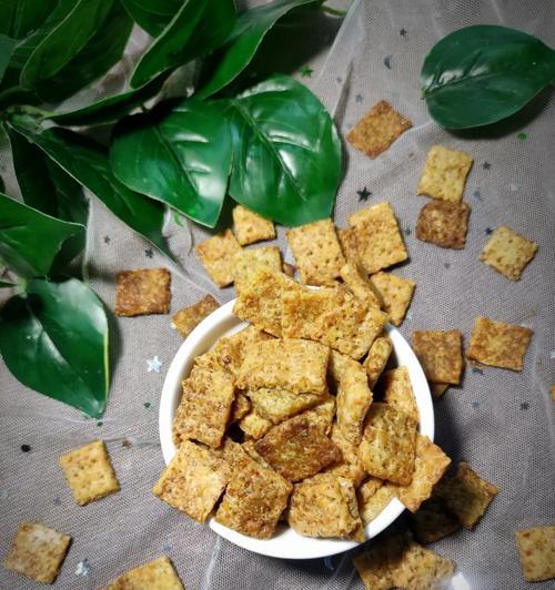 香酥小米锅巴的制作方法（炸出金黄脆爽的小米锅巴，让你回味无穷！）