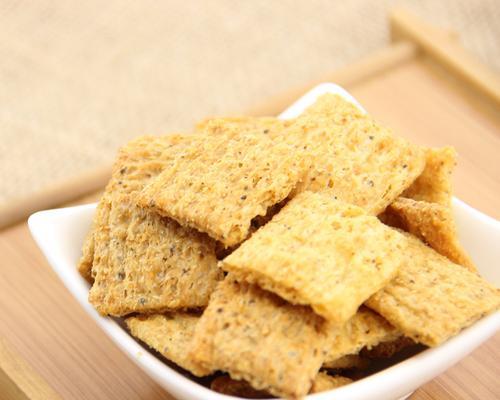 香酥小米锅巴的制作方法（炸出金黄脆爽的小米锅巴，让你回味无穷！）