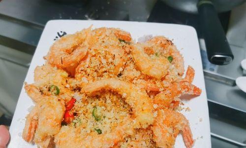 香酥面包屑炒虾仁的制作方法（学会制作美味可口的香酥面包屑炒虾仁）