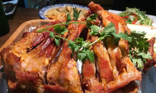香酥烤羊排，让你垂涎三尺（一场脆皮香气的饕餮盛宴，独享美味的秘诀）