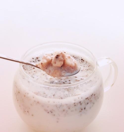 如何制作美味的香蕉牛奶蜂蜜西米露？（一步步教你做出口感丝滑，味道鲜美的西米露）
