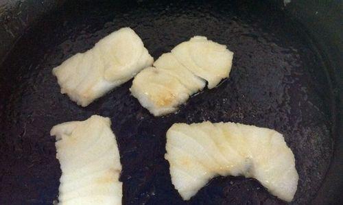 美味香煎鱈鱼的制作方法（健康营养，简单易学，轻松制作）
